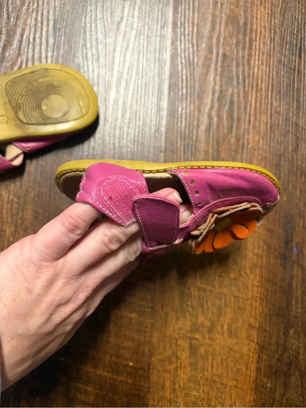 VTG Livie & Luca Fuchsia Pink Leather Bloom Flower Sandals Size 9